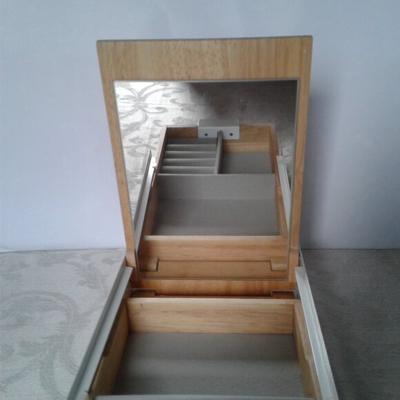 NEW Jewelry box with mirror - Picture 4 of 5